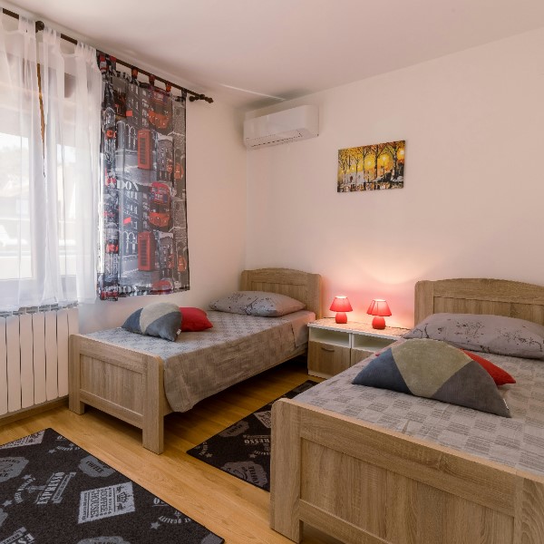 Как грамотно поделить пространство в детской комнате для двоих детей