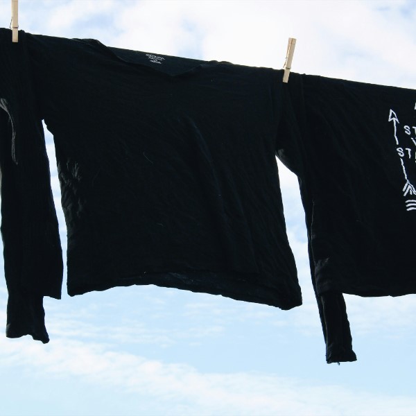 как правильно стирать черные вещи