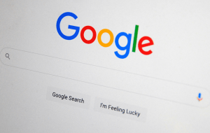 Доктор ищет информацию в поисковике на приеме – примета времени или признак некомпетентности? Мнение врача