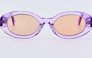 Эту модель солнечных очков сейчас носят все, и она как раз подходит для ранней весны