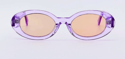 Эту модель солнечных очков сейчас носят все, и она как раз подходит для ранней весны