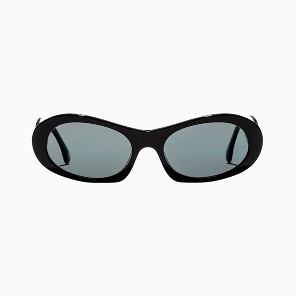 Эту модель солнечных очков сейчас носят все, и она как раз подходит для ранней весны