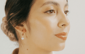 Почему поры на коже расширяются с возрастом и можно ли сделать их менее заметными?