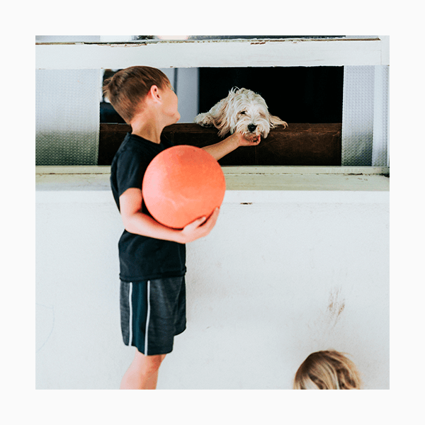 Как понять, что вашим ребенком манипулируют «друзья»