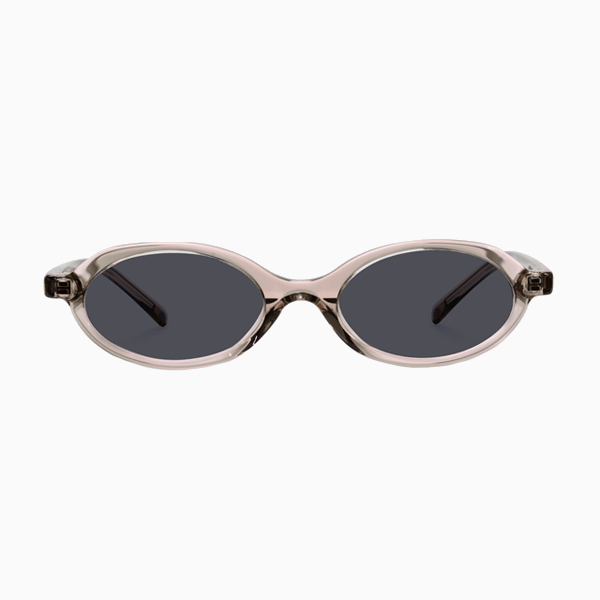 Эту модель солнечных очков сейчас носят все, и она как раз подходит для ранней весны