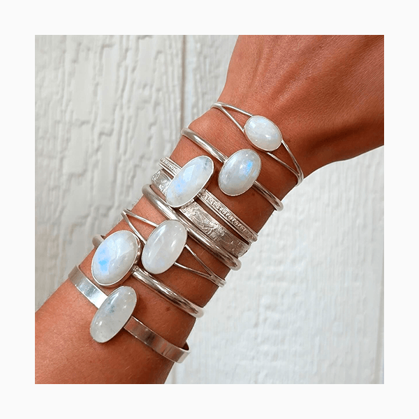 Лунный камень – загадочный и стильный камень, который усиливает женскую энергию