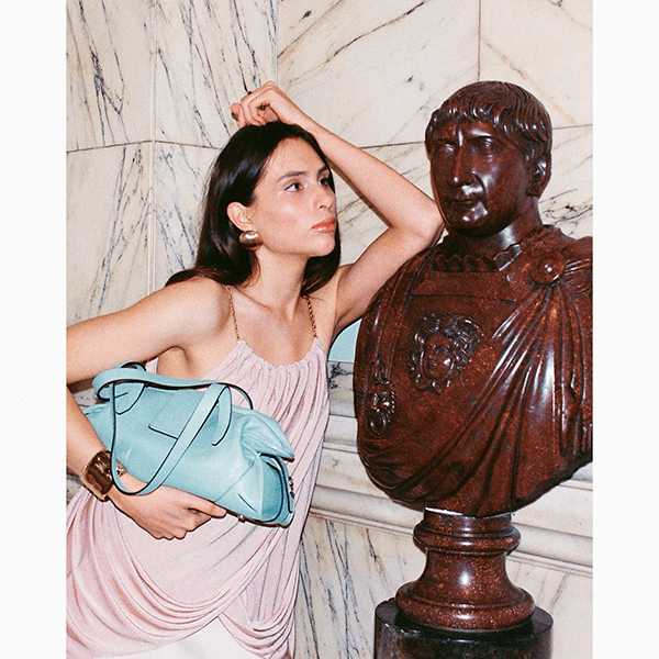 Яркая керамика, полезные аксессуары и воспоминания в фотографиях: что дарить любимым женщинам на 8 Марта?