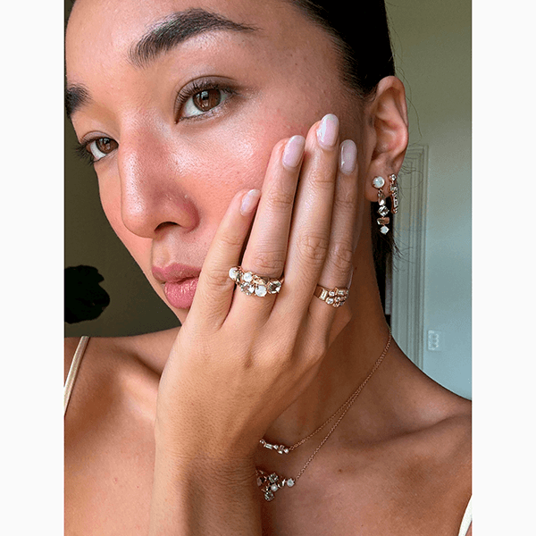 Лунный камень – загадочный и стильный камень, который усиливает женскую энергию