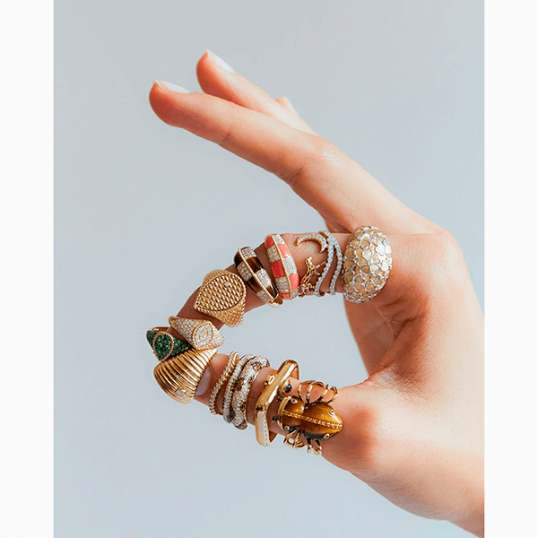 Много не бывает: что говорит о вас привычка носить сразу несколько колец на пальцах?