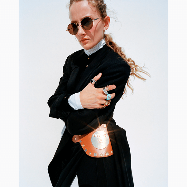 Много не бывает: что говорит о вас привычка носить сразу несколько колец на пальцах?