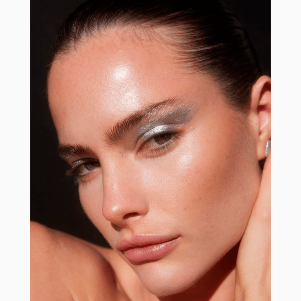 Почему поры на коже расширяются с возрастом и можно ли сделать их менее заметными?