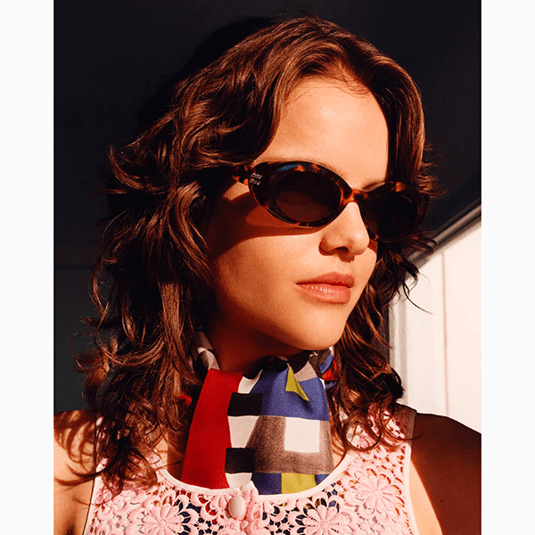 Эту модель солнечных очков сейчас носят все, и она как раз подходит для ранней весны