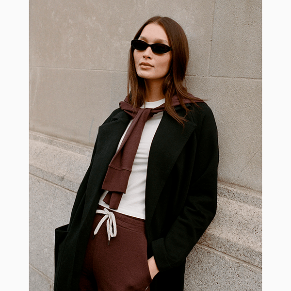 Эту модель солнечных очков сейчас носят все, и она как раз подходит для ранней весны