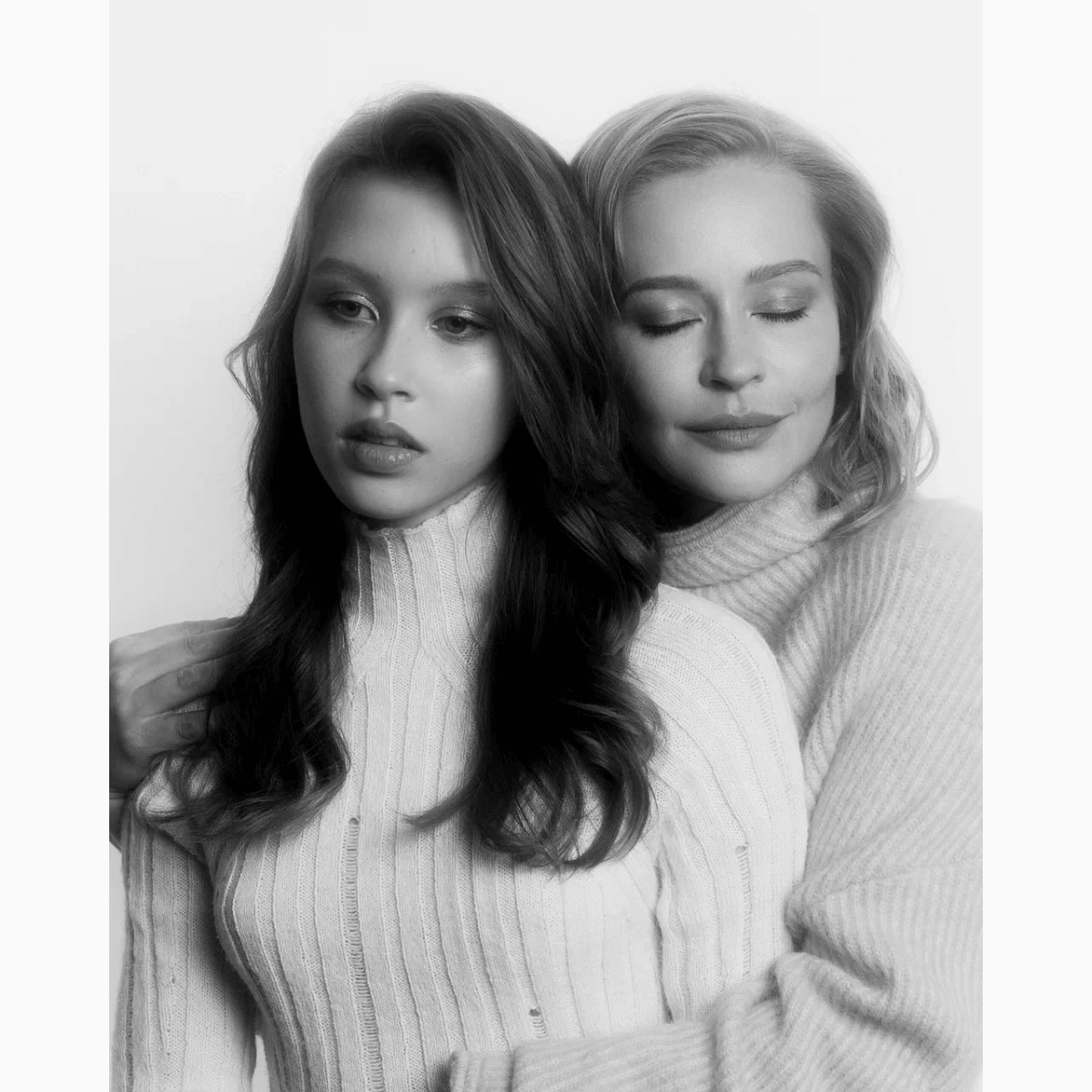 Юлия Пересильд прокомментировала роман ее старшей дочери