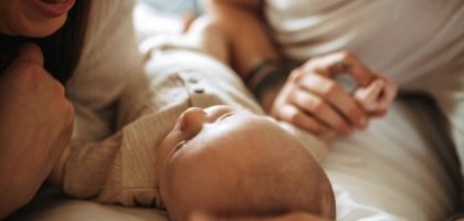 Колики у новорожденного: как понять и помочь малышу