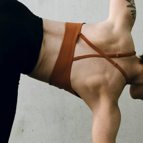 как приучить себя держать спину ровно