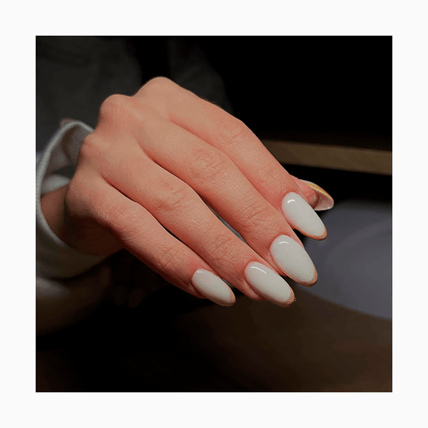 9 идей трендового маникюра в оттенке «Облачный танцор» (Cloud Dancer)