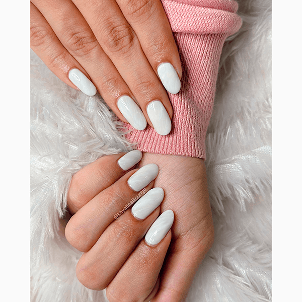 9 идей трендового маникюра в оттенке «Облачный танцор» (Cloud Dancer)