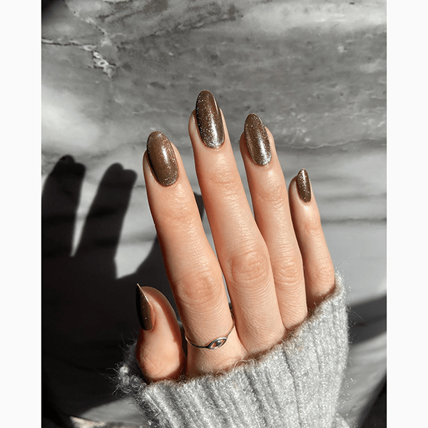 Модный парадокс весны: почему мы красим ногти в цвет диетической колы?