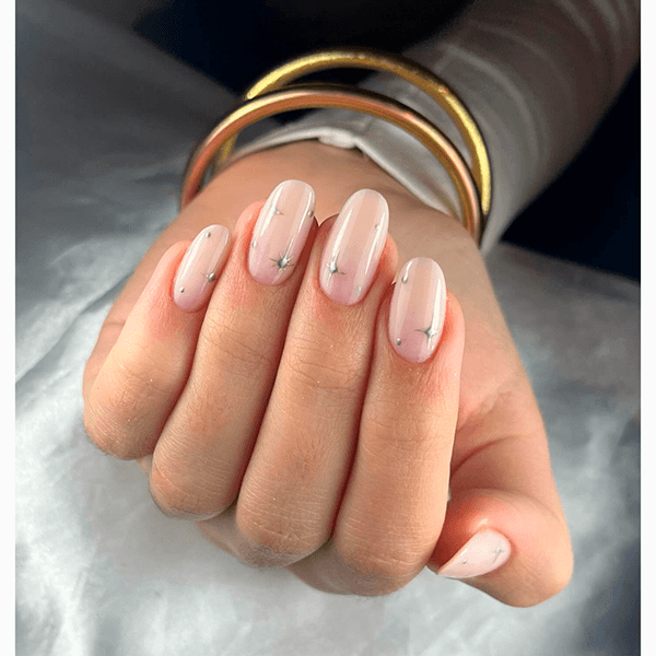 9 идей трендового маникюра в оттенке «Облачный танцор» (Cloud Dancer)