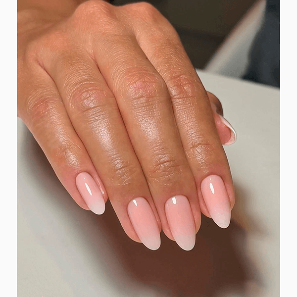 9 идей трендового маникюра в оттенке «Облачный танцор» (Cloud Dancer)