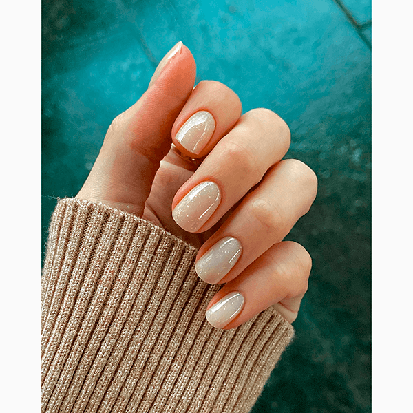 9 идей трендового маникюра в оттенке «Облачный танцор» (Cloud Dancer)