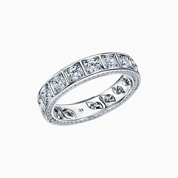 Как выглядит девушка, которая не носит украшения?