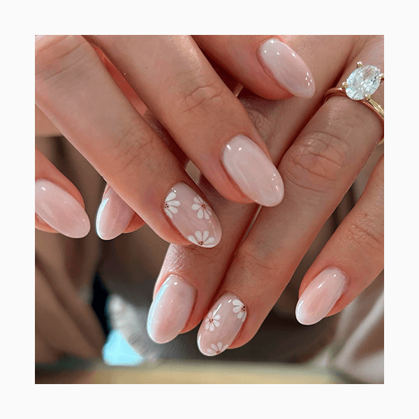 9 идей трендового маникюра в оттенке «Облачный танцор» (Cloud Dancer)