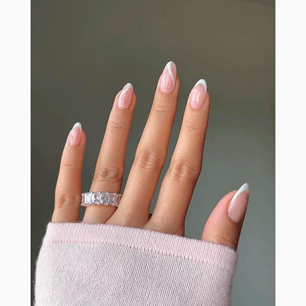 9 идей трендового маникюра в оттенке «Облачный танцор» (Cloud Dancer)