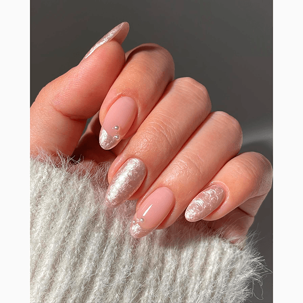 9 идей трендового маникюра в оттенке «Облачный танцор» (Cloud Dancer)