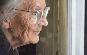 Почему бабушки на лавках обзывают женщин нехорошими словами