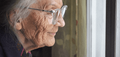 Почему бабушки на лавках обзывают женщин нехорошими словами