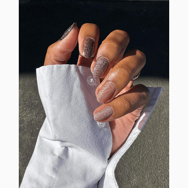 Модный парадокс весны: почему мы красим ногти в цвет диетической колы?