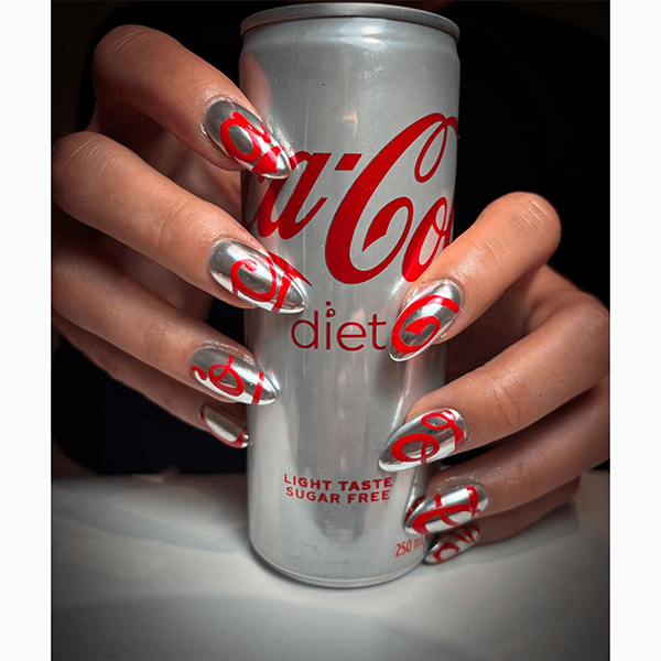 Модный парадокс весны: почему мы красим ногти в цвет диетической колы?