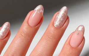 9 идей трендового маникюра в оттенке «Облачный танцор» (Cloud Dancer)