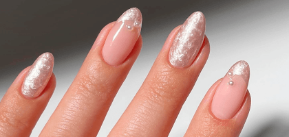 9 идей трендового маникюра в оттенке «Облачный танцор» (Cloud Dancer)