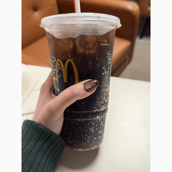 Модный парадокс весны: почему мы красим ногти в цвет диетической колы?