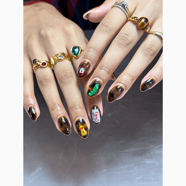 Модный парадокс весны: почему мы красим ногти в цвет диетической колы?