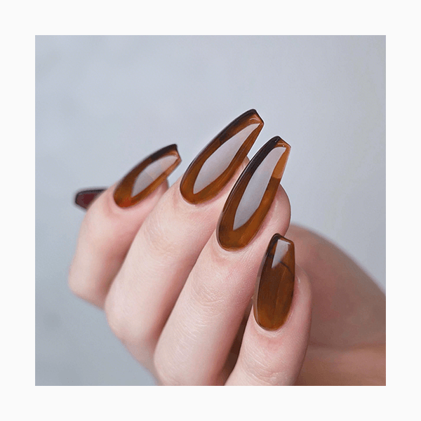 Модный парадокс весны: почему мы красим ногти в цвет диетической колы?