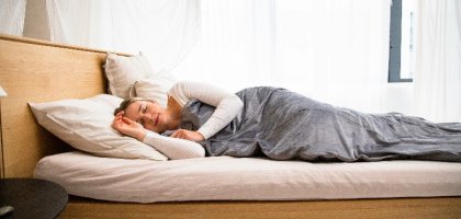 Полезные позы для сна: советы невролога