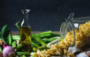 Почему нельзя заливать ожог маслом (и что делать вместо этого)