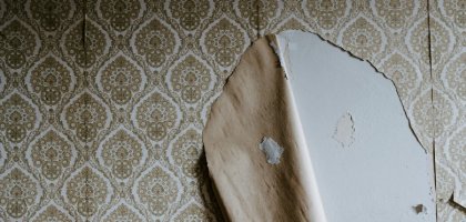 Как правильно снимать со стен старые обои и нужно ли это делать