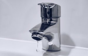 Почему в квартире слабый напор воды и как это исправить