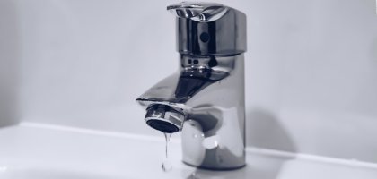 Почему в квартире слабый напор воды и как это исправить