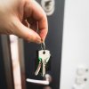 Кому вы обязаны открыть дверь в свою квартиру
