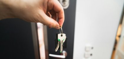 Кому вы обязаны открыть дверь в свою квартиру