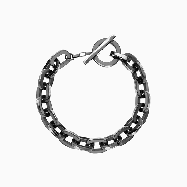 А что, если начать носить украшения на сумке по примеру Alexander McQueen?
