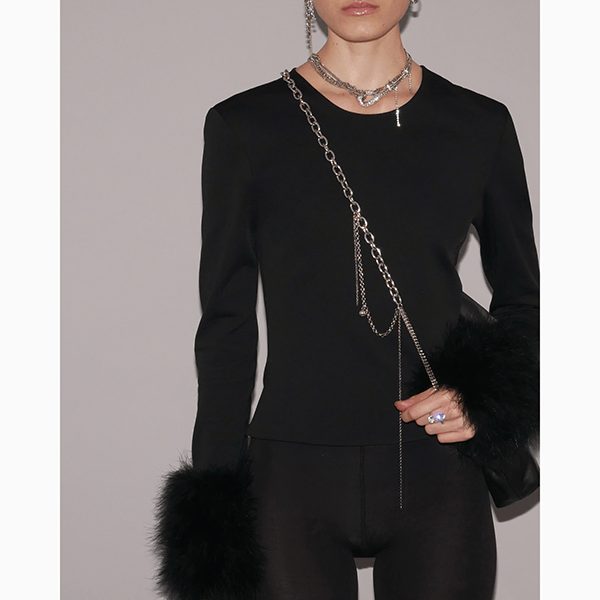 А что, если начать носить украшения на сумке по примеру Alexander McQueen?