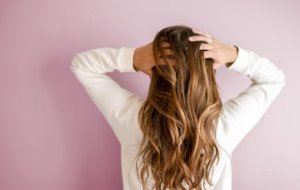 Почему волосы электризуются после сушки феном и как это убрать