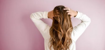 Почему волосы электризуются после сушки феном и как это убрать
